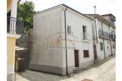 Casa con giardino - Carife, via Del Battista, proponiamo in vendita casa singola di mq. 100,00 da ristrutturare con piccolo giardino privato