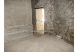 Casa con giardino - Carife, via Del Battista, proponiamo in vendita casa singola di mq. 100,00 da ristrutturare con piccolo giardino privato