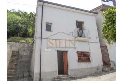 Casa con giardino - Carife, via Del Battista, proponiamo in vendita casa singola di mq. 100,00 da ristrutturare con piccolo giardino privato