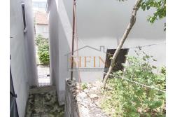 Casa con giardino - Carife, via Del Battista, proponiamo in vendita casa singola di mq. 100,00 da ristrutturare con piccolo giardino privato