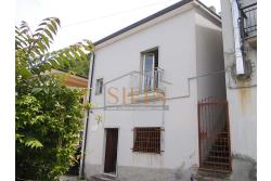 Casa con giardino - Carife, via Del Battista, proponiamo in vendita casa singola di mq. 100,00 da ristrutturare con piccolo giardino privato