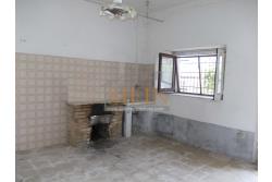 Casa con giardino - Carife, via Del Battista, proponiamo in vendita casa singola di mq. 100,00 da ristrutturare con piccolo giardino privato