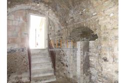 Casa con giardino - Carife, via Del Battista, proponiamo in vendita casa singola di mq. 100,00 da ristrutturare con piccolo giardino privato