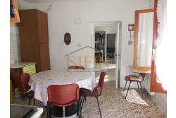 Due Case con giardino - Trevico (AV), alla via San Vito, in prossimit della chiesetta dell'omonimo Santo, proponiamo in vendita piccolo compendio immobiliare composto da due abitazione indipendenti contigue di complessivi mq. 206 oltre corte di mq. 300,00 ca.