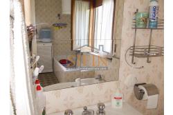 Due Case con giardino - Trevico (AV), alla via San Vito, in prossimit della chiesetta dell'omonimo Santo, proponiamo in vendita piccolo compendio immobiliare composto da due abitazione indipendenti contigue di complessivi mq. 206 oltre corte di mq. 300,00 ca.