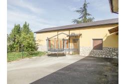 Due Case con giardino - Trevico (AV), alla via San Vito, in prossimit della chiesetta dell'omonimo Santo, proponiamo in vendita piccolo compendio immobiliare composto da due abitazione indipendenti contigue di complessivi mq. 206 oltre corte di mq. 300,00 ca.