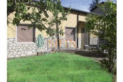 Due Case con giardino - Trevico (AV), alla via San Vito, in prossimit della chiesetta dell'omonimo Santo, proponiamo in vendita piccolo compendio immobiliare composto da due abitazione indipendenti contigue di complessivi mq. 206 oltre corte di mq. 300,00 ca.