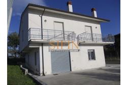 Villa con Giardino - Frigento (AV) lacalit Pagliara via Mattine, a soli 650 metri dal futuro svincolo della Contursi-Lioni-Grottaminarda, proponiamo in vendita villa di mq. 180,00 ca. oltre giardino