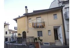 Appartamento indipendente - San Sossio Baronia (AV) via Aniello Coppola, (adiacente piazza Tre Cannelle) proponiamo in vendita appartamento di complessivi mq. 85,00, con ingresso indipendente