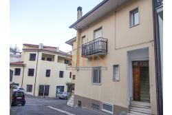 Appartamento indipendente - San Sossio Baronia (AV) via Aniello Coppola, (adiacente piazza Tre Cannelle) proponiamo in vendita appartamento di complessivi mq. 85,00, con ingresso indipendente