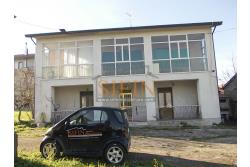 Casa con Terreno - Grottaminarda, via Fontanelle (SS91) in prima periferia, proponiamo in vendita fabbricato di mq. 145,00 oltre veranda di mq. 12,00 e balcone (portico) di mq. 11,00 con mq. 4.300,00 di terreno edificabile.