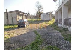 Casa con Terreno - Grottaminarda, via Fontanelle (SS91) in prima periferia, proponiamo in vendita fabbricato di mq. 145,00 oltre veranda di mq. 12,00 e balcone (portico) di mq. 11,00 con mq. 4.300,00 di terreno edificabile.