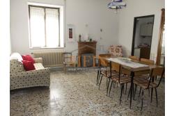 Casa con Terreno - Grottaminarda, via Fontanelle (SS91) in prima periferia, proponiamo in vendita fabbricato di mq. 145,00 oltre veranda di mq. 12,00 e balcone (portico) di mq. 11,00 con mq. 4.300,00 di terreno edificabile.