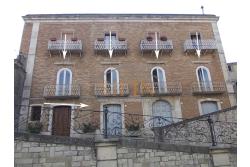 Appartamento storico - appartamento in vendita a Savignano Irpino sulla centralissima Piazza Umberto I