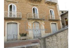 Appartamento storico - appartamento in vendita a Savignano Irpino sulla centralissima Piazza Umberto I