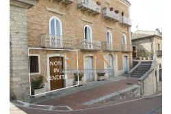 Appartamento storico - appartamento in vendita a Savignano Irpino sulla centralissima Piazza Umberto I