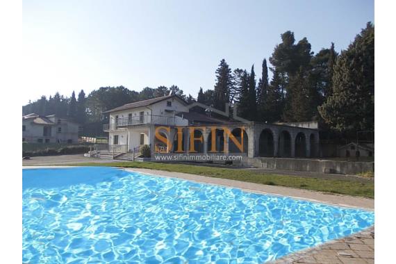 Villa con Piscina - Vendita - Melito Irpino (AV)