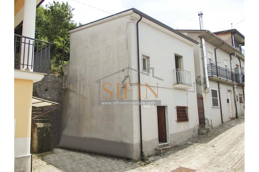 Casa con giardino - Carife, via Del Battista, proponiamo in vendita casa singola di mq. 100,00 da ristrutturare con piccolo giardino privato