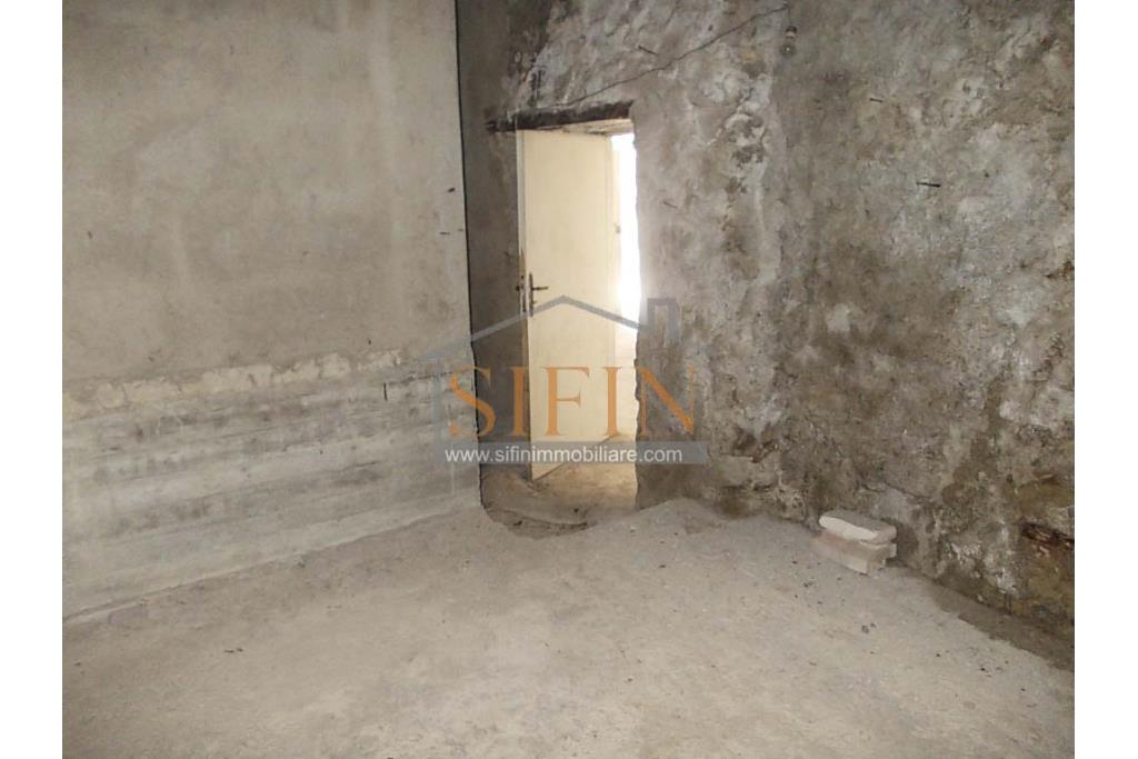 Casa con giardino - Carife, via Del Battista, proponiamo in vendita casa singola di mq. 100,00 da ristrutturare con piccolo giardino privato