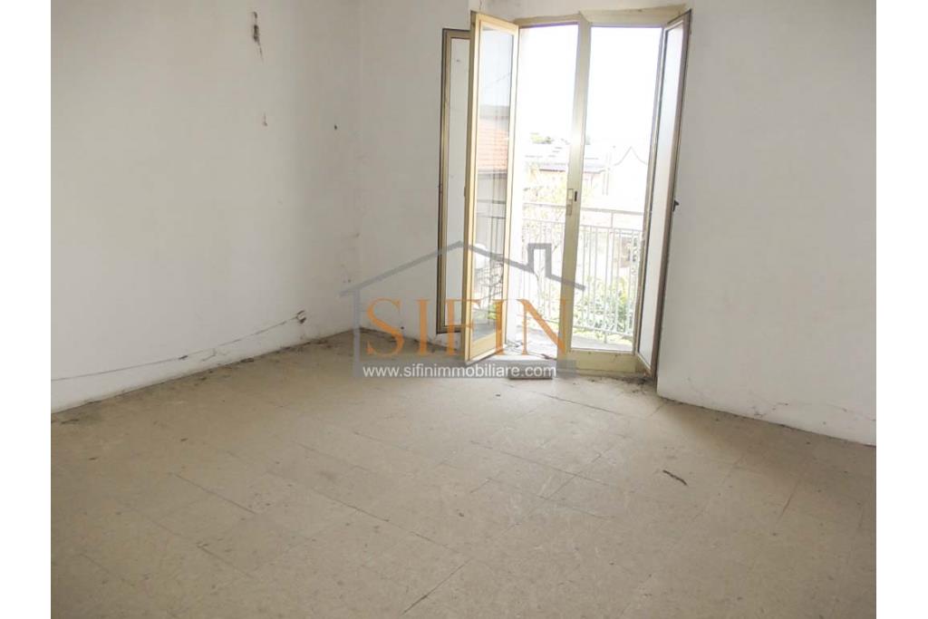 Casa con giardino - Carife, via Del Battista, proponiamo in vendita casa singola di mq. 100,00 da ristrutturare con piccolo giardino privato