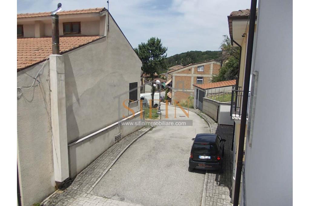 Casa con giardino - Carife, via Del Battista, proponiamo in vendita casa singola di mq. 100,00 da ristrutturare con piccolo giardino privato