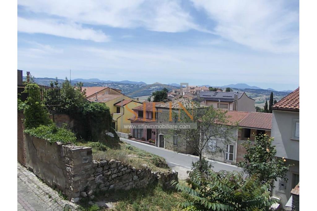 Casa con giardino - Carife, via Del Battista, proponiamo in vendita casa singola di mq. 100,00 da ristrutturare con piccolo giardino privato