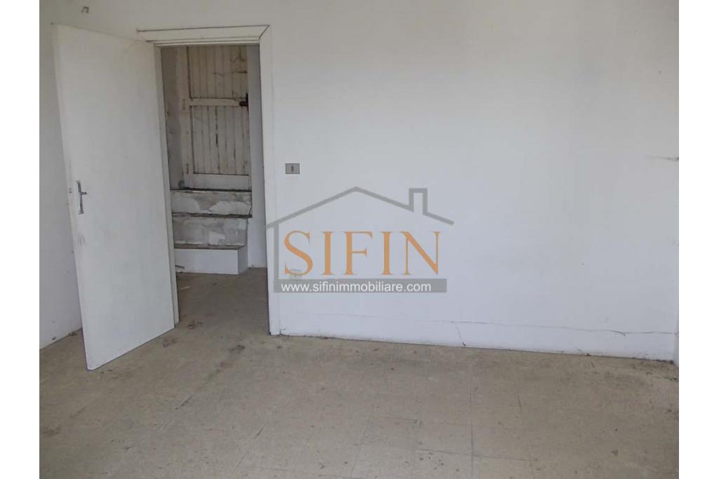 Casa con giardino - Carife, via Del Battista, proponiamo in vendita casa singola di mq. 100,00 da ristrutturare con piccolo giardino privato