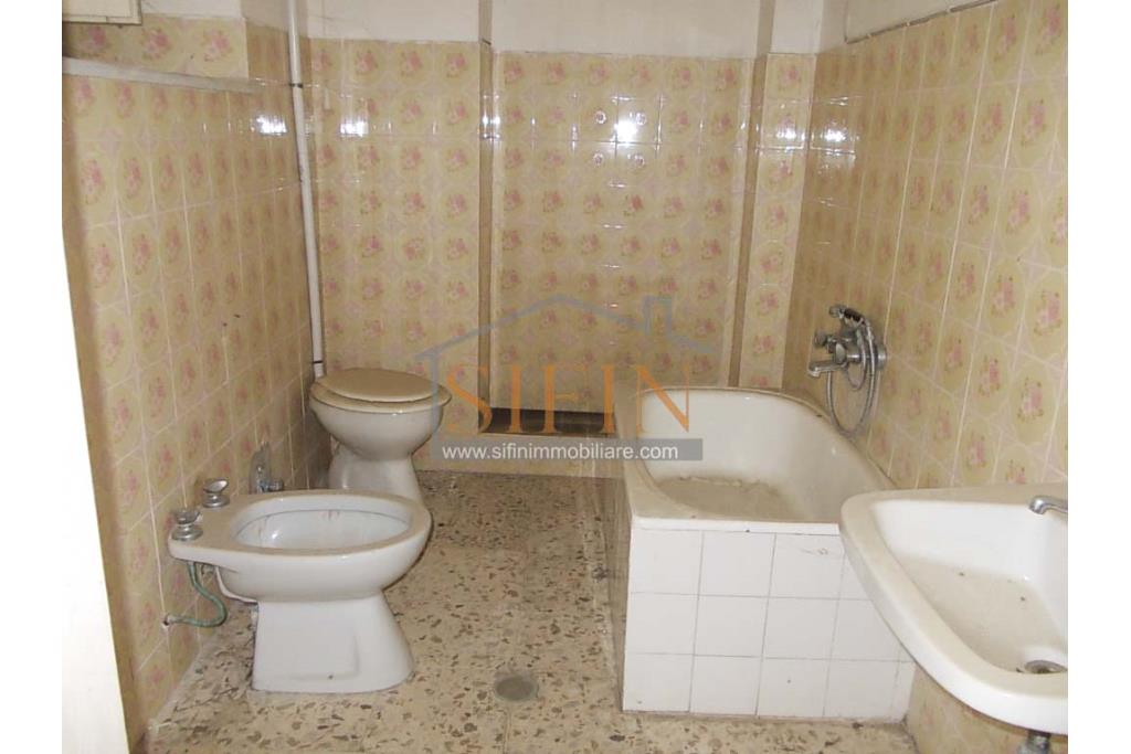 Casa con giardino - Carife, via Del Battista, proponiamo in vendita casa singola di mq. 100,00 da ristrutturare con piccolo giardino privato