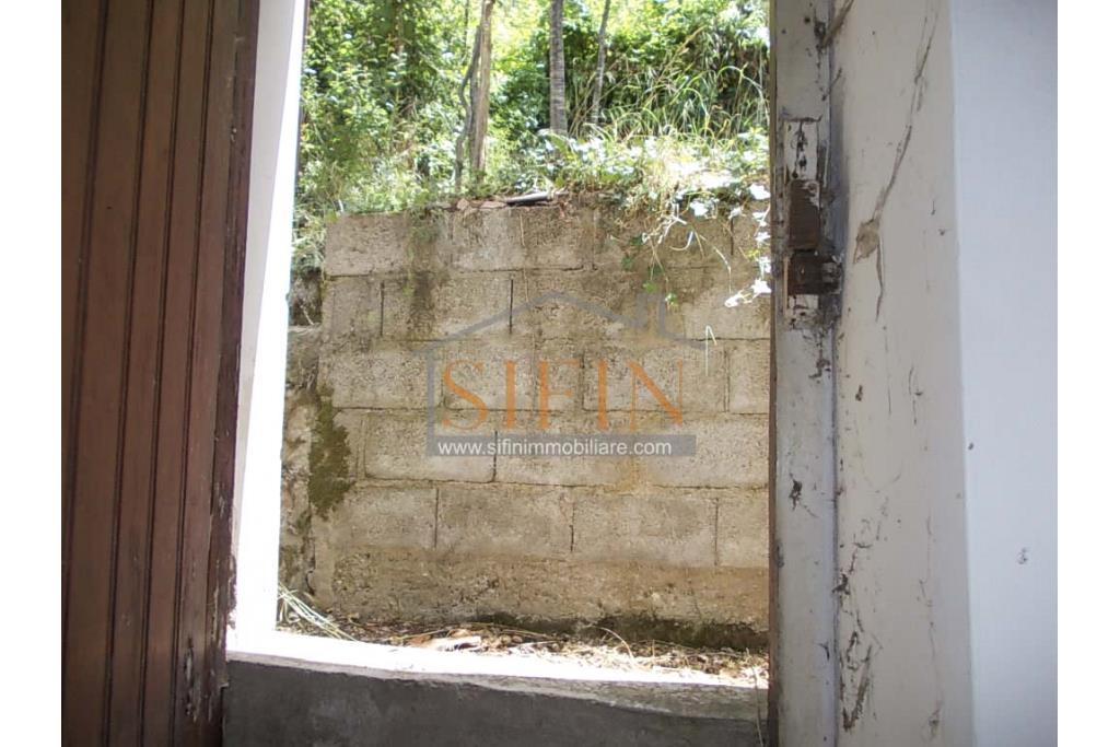 Casa con giardino - Carife, via Del Battista, proponiamo in vendita casa singola di mq. 100,00 da ristrutturare con piccolo giardino privato