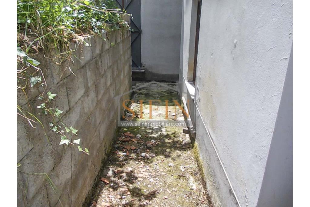Casa con giardino - Carife, via Del Battista, proponiamo in vendita casa singola di mq. 100,00 da ristrutturare con piccolo giardino privato