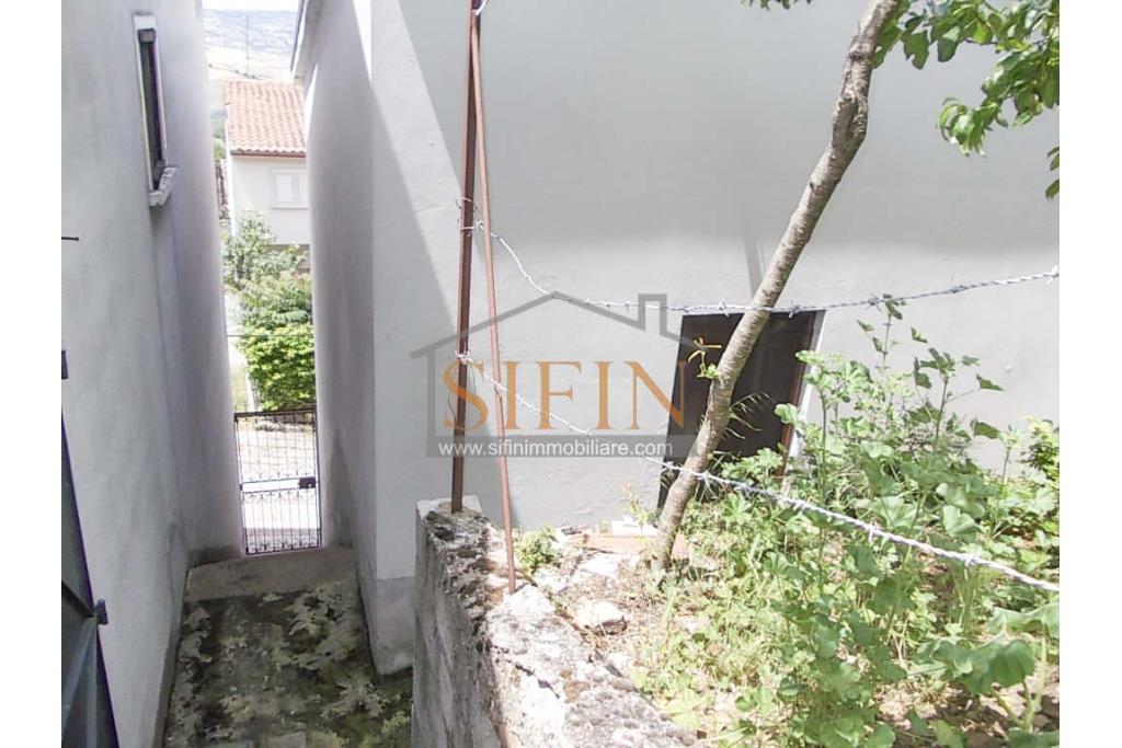 Casa con giardino - Carife, via Del Battista, proponiamo in vendita casa singola di mq. 100,00 da ristrutturare con piccolo giardino privato