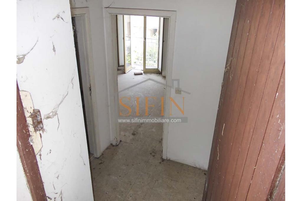 Casa con giardino - Carife, via Del Battista, proponiamo in vendita casa singola di mq. 100,00 da ristrutturare con piccolo giardino privato
