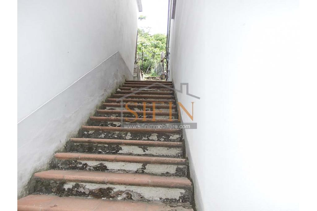 Casa con giardino - Carife, via Del Battista, proponiamo in vendita casa singola di mq. 100,00 da ristrutturare con piccolo giardino privato