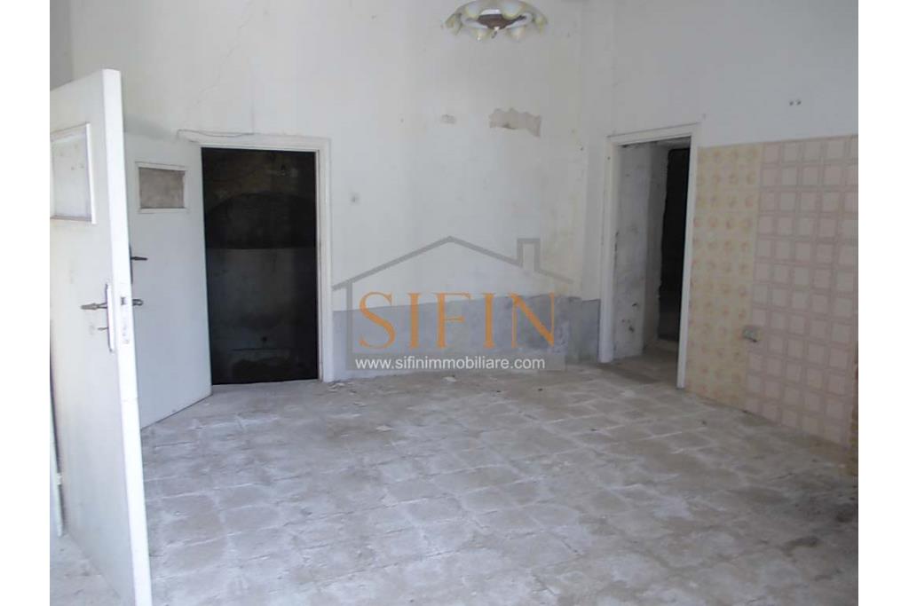 Casa con giardino - Carife, via Del Battista, proponiamo in vendita casa singola di mq. 100,00 da ristrutturare con piccolo giardino privato