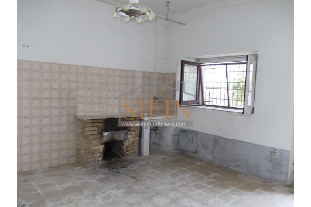 Casa con giardino - Carife, via Del Battista, proponiamo in vendita casa singola di mq. 100,00 da ristrutturare con piccolo giardino privato