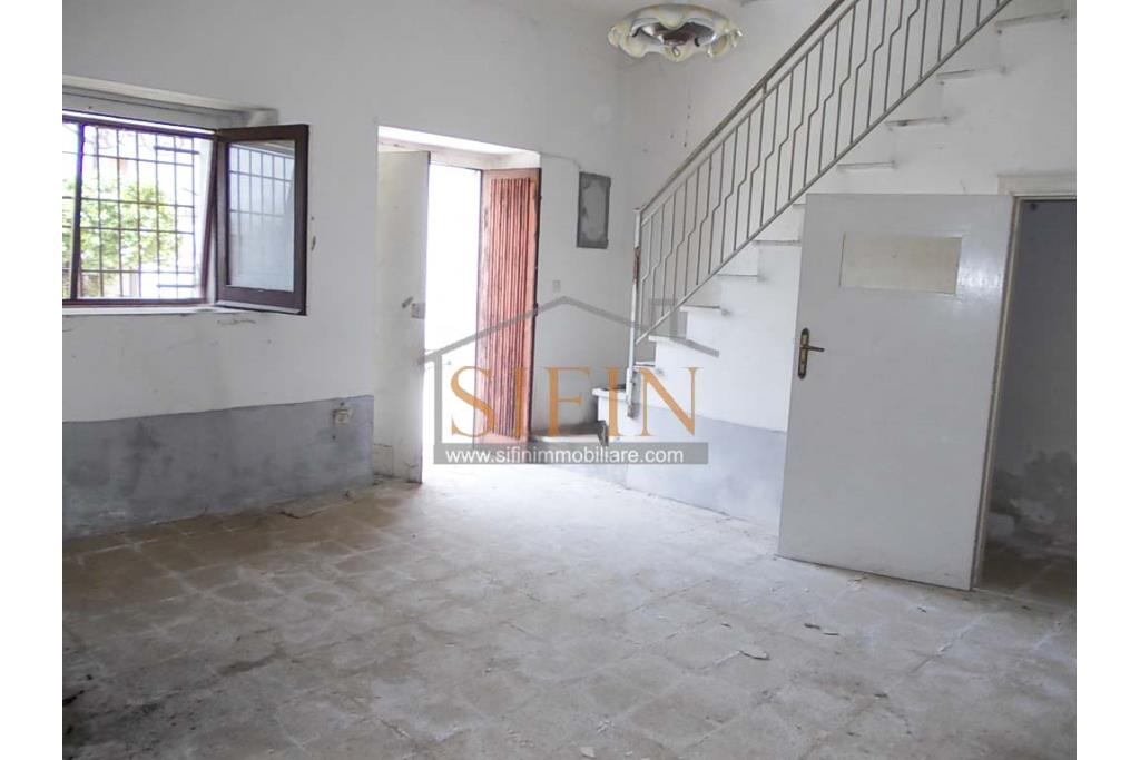 Casa con giardino - Carife, via Del Battista, proponiamo in vendita casa singola di mq. 100,00 da ristrutturare con piccolo giardino privato