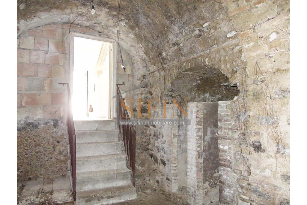 Casa con giardino - Carife, via Del Battista, proponiamo in vendita casa singola di mq. 100,00 da ristrutturare con piccolo giardino privato