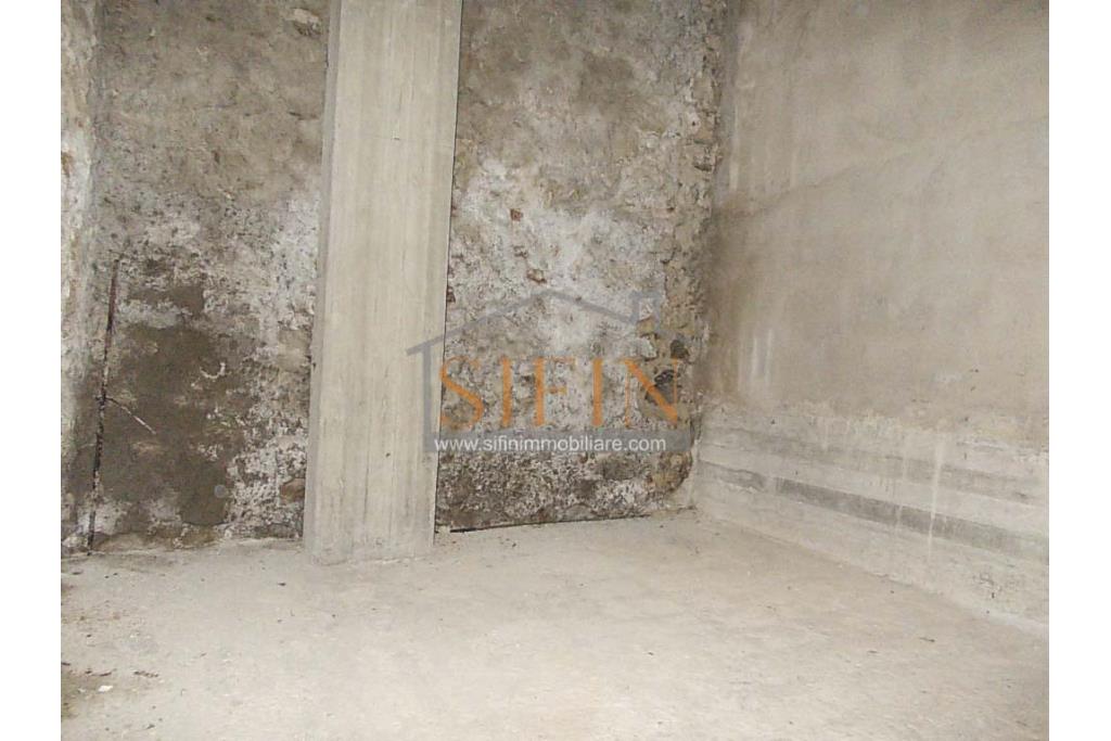 Casa con giardino - Carife, via Del Battista, proponiamo in vendita casa singola di mq. 100,00 da ristrutturare con piccolo giardino privato