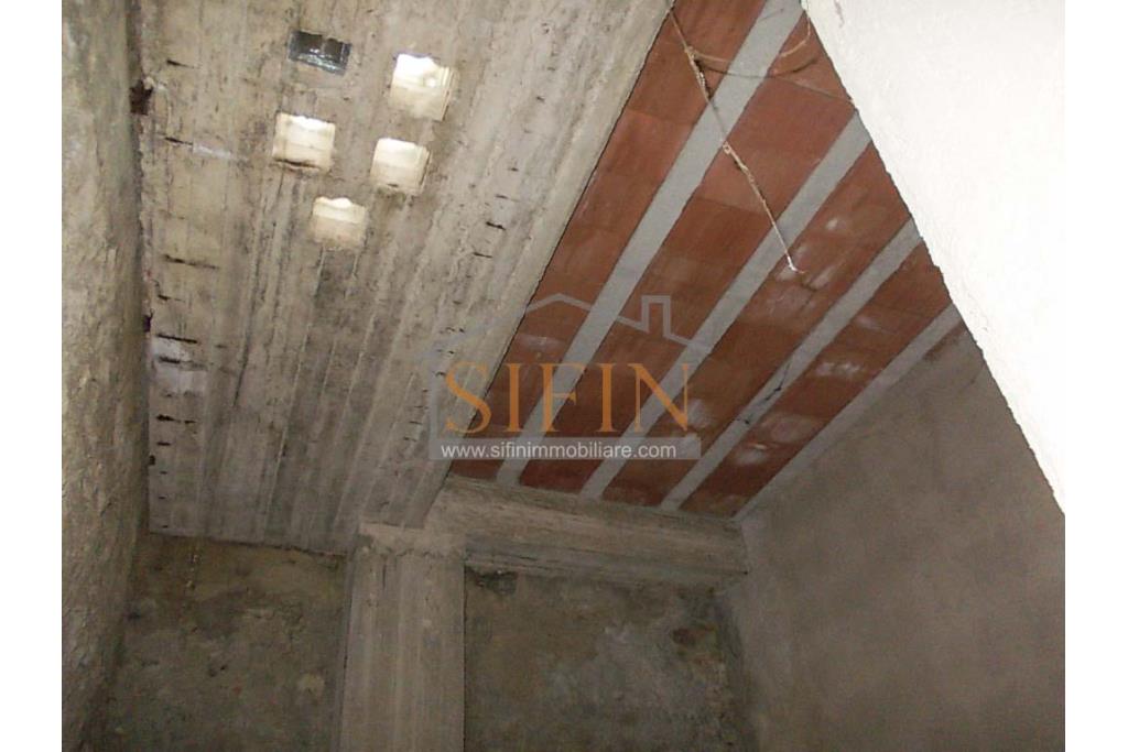 Casa con giardino - Carife, via Del Battista, proponiamo in vendita casa singola di mq. 100,00 da ristrutturare con piccolo giardino privato