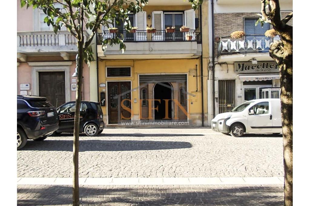 Locale Commerciale - Grottaminarda, in zona centralissima, C/so V. Veneto, in prossimit di piazza XVI marzo, proponiamo in locazione locale commerciale di mq. 160,00 ca.