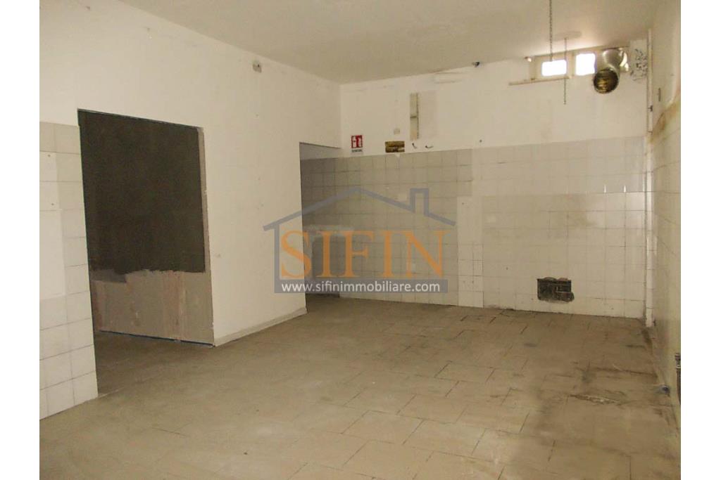 Locale Commerciale - Grottaminarda, in zona centralissima, C/so V. Veneto, in prossimit di piazza XVI marzo, proponiamo in locazione locale commerciale di mq. 160,00 ca.