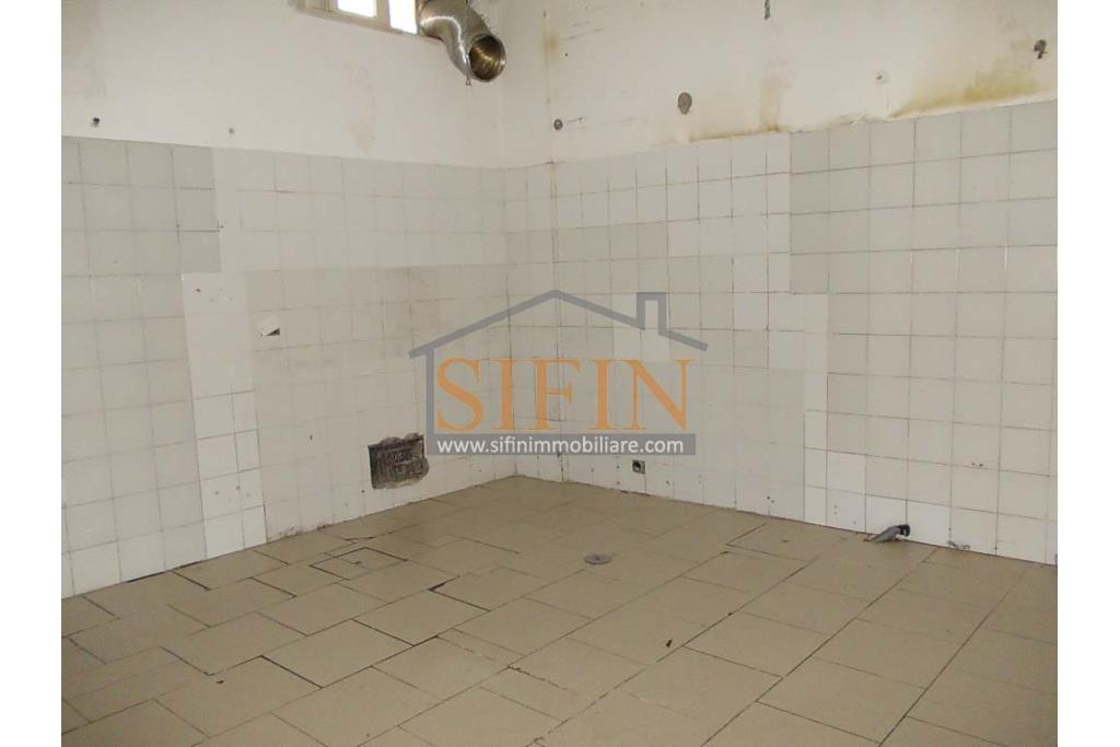 Locale Commerciale - Grottaminarda, in zona centralissima, C/so V. Veneto, in prossimit di piazza XVI marzo, proponiamo in locazione locale commerciale di mq. 160,00 ca.