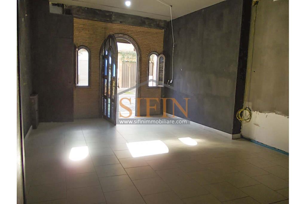 Locale Commerciale - Grottaminarda, in zona centralissima, C/so V. Veneto, in prossimit di piazza XVI marzo, proponiamo in locazione locale commerciale di mq. 160,00 ca.