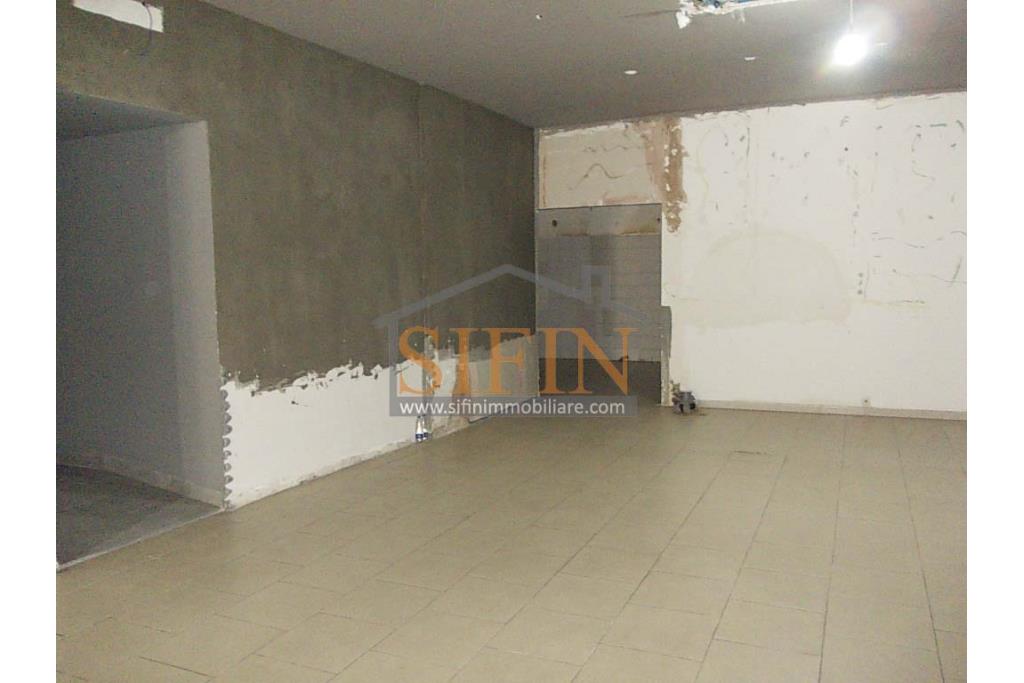 Locale Commerciale - Grottaminarda, in zona centralissima, C/so V. Veneto, in prossimit di piazza XVI marzo, proponiamo in locazione locale commerciale di mq. 160,00 ca.