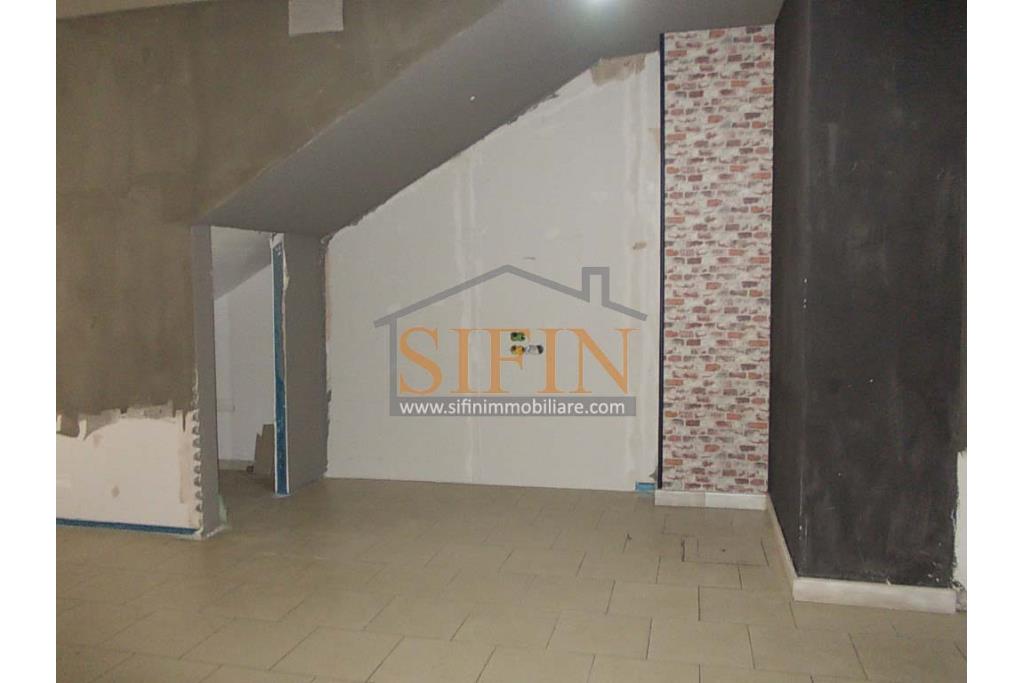 Locale Commerciale - Grottaminarda, in zona centralissima, C/so V. Veneto, in prossimit di piazza XVI marzo, proponiamo in locazione locale commerciale di mq. 160,00 ca.