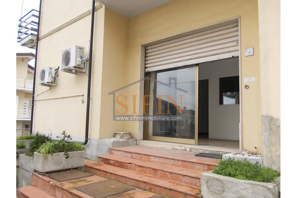 Locale Affitto  - locale in locazione di mq. 80,00 adatto a svariati usi, dallo studio professionale al centro estetico. Locali molto ampi e molto luminosi.