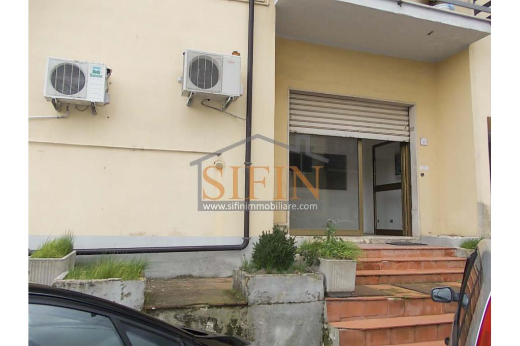 Locale Affitto  - locale in locazione di mq. 80,00 adatto a svariati usi, dallo studio professionale al centro estetico. Locali molto ampi e molto luminosi.