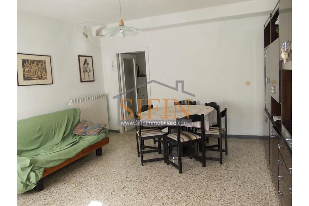 Due Case con giardino - Trevico (AV), alla via San Vito, in prossimit della chiesetta dell'omonimo Santo, proponiamo in vendita piccolo compendio immobiliare composto da due abitazione indipendenti contigue di complessivi mq. 206 oltre corte di mq. 300,00 ca.