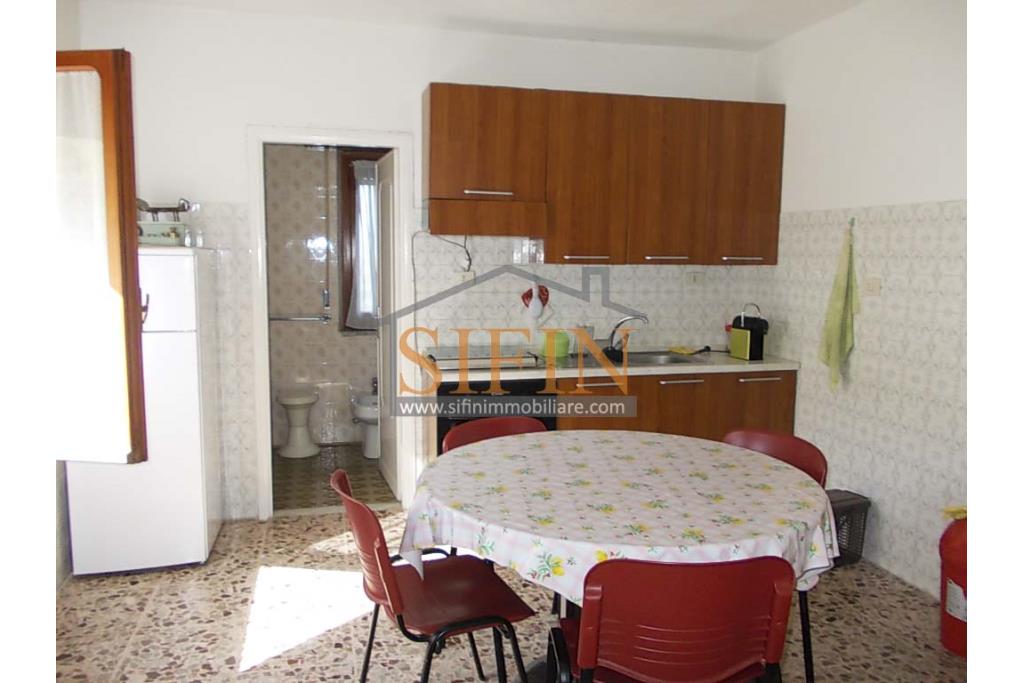 Due Case con giardino - Trevico (AV), alla via San Vito, in prossimit della chiesetta dell'omonimo Santo, proponiamo in vendita piccolo compendio immobiliare composto da due abitazione indipendenti contigue di complessivi mq. 206 oltre corte di mq. 300,00 ca.