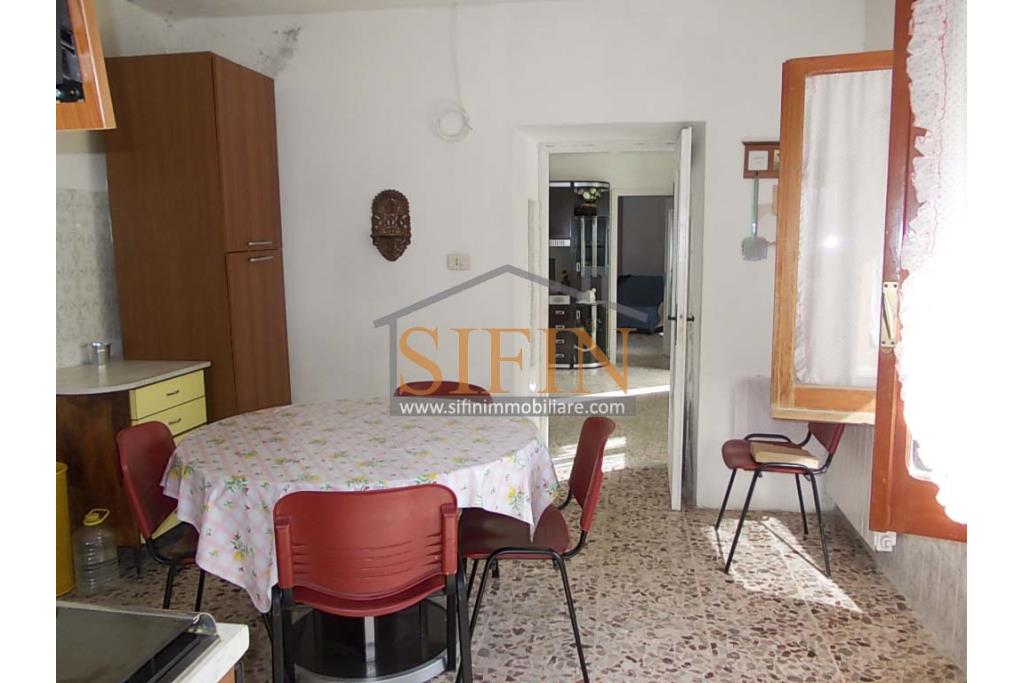 Due Case con giardino - Trevico (AV), alla via San Vito, in prossimit della chiesetta dell'omonimo Santo, proponiamo in vendita piccolo compendio immobiliare composto da due abitazione indipendenti contigue di complessivi mq. 206 oltre corte di mq. 300,00 ca.